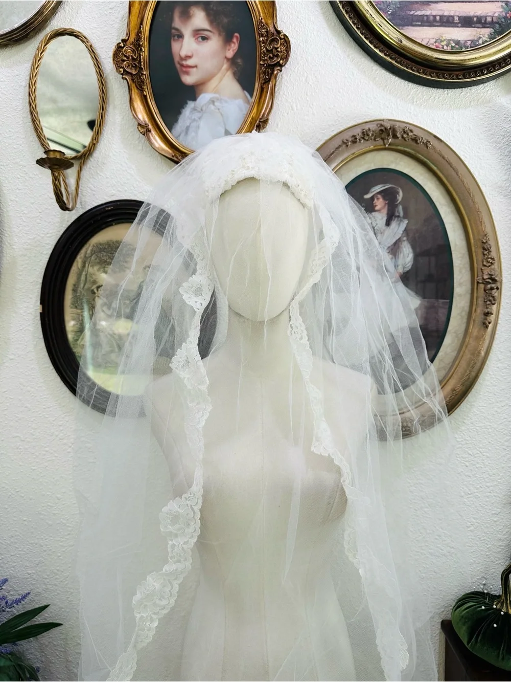 Classic White Lace Bridal Veil with Scalloped Edging